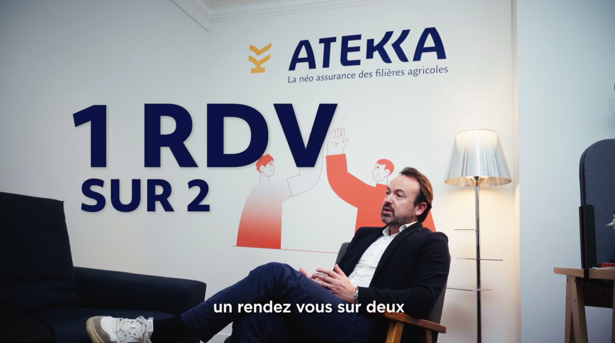 Un représentant d’ATEKKA explique la prise de rendez-vous sur WhatsApp
