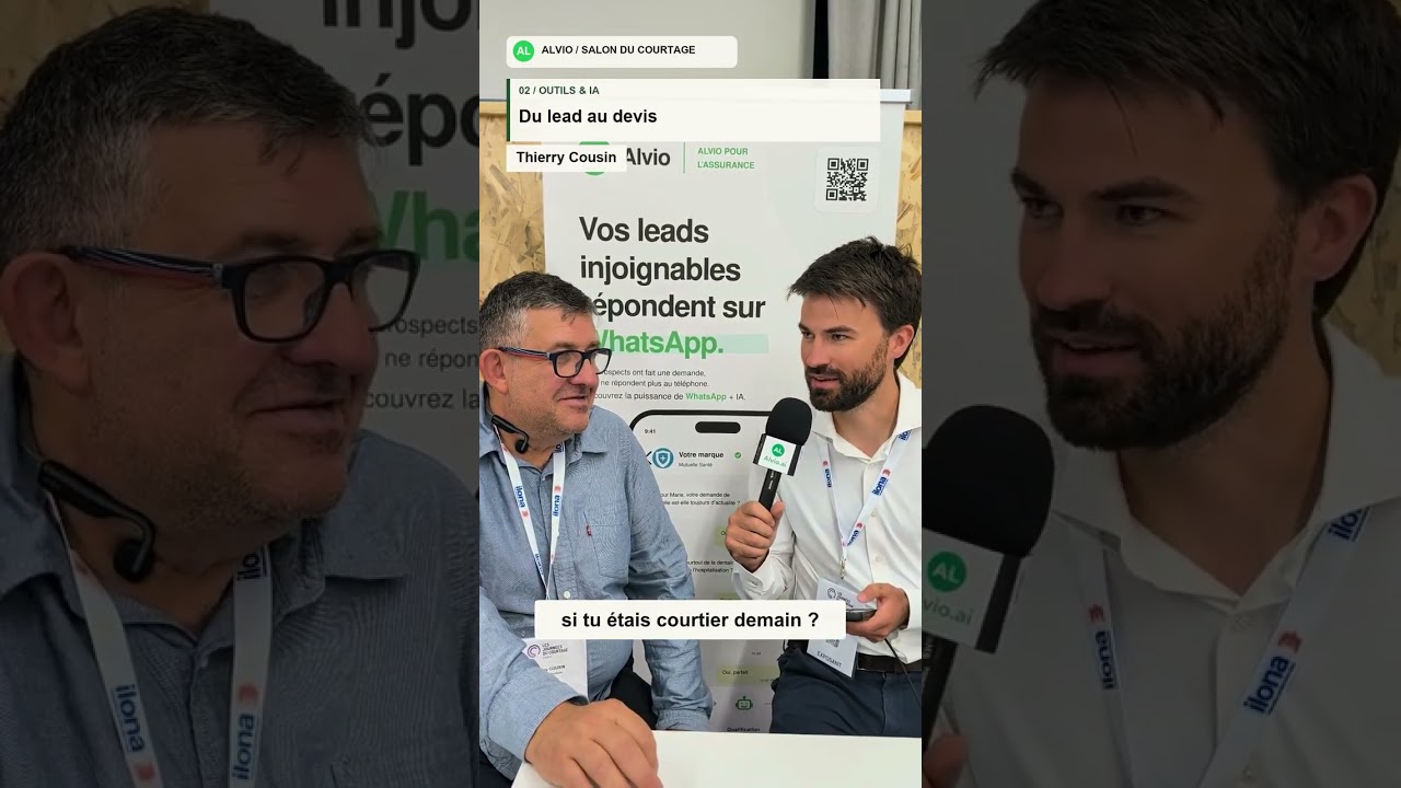 Un entretien devant le stand Alvio au Salon du Courtage